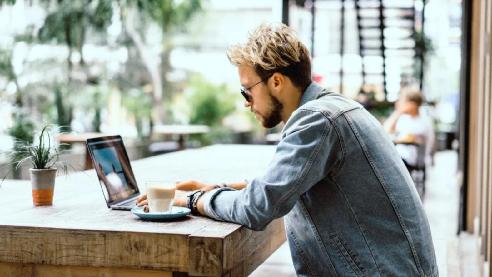 Deltagere arbejder med aktivitetsbaseret budgettering online